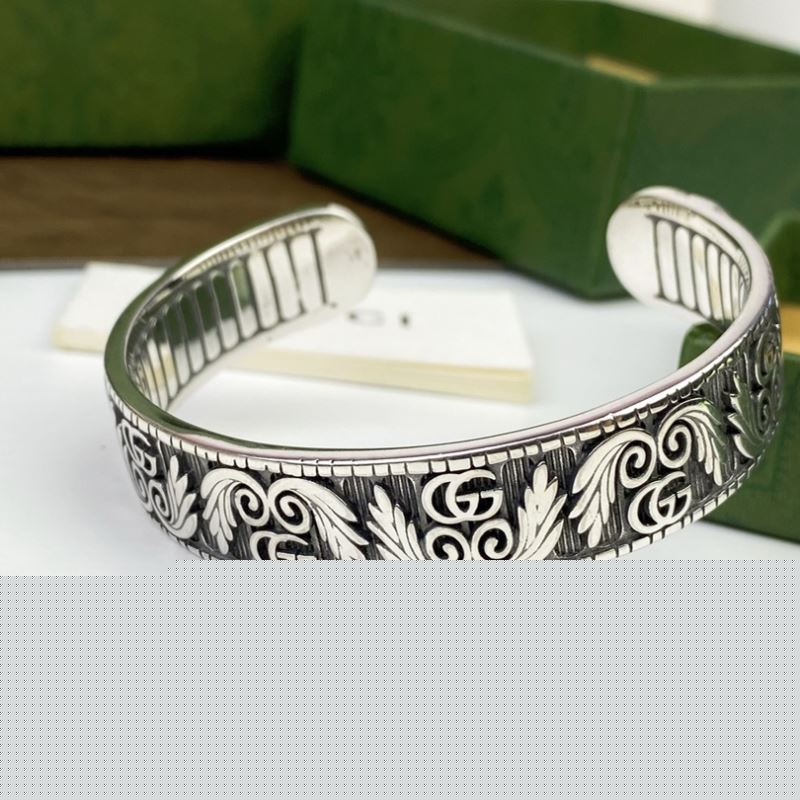 G*u*i bracelets